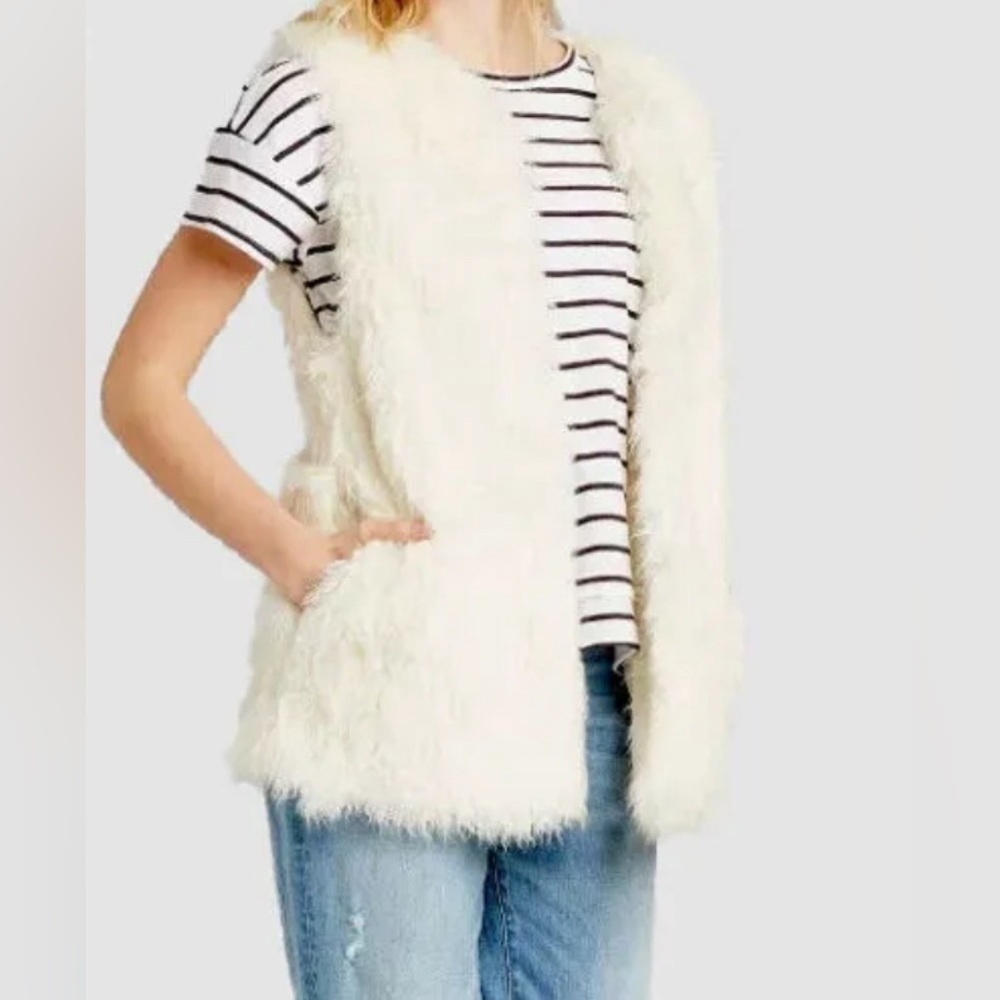 NWT- Universal Threads Faux Fur Cream Colored Vest Size OS